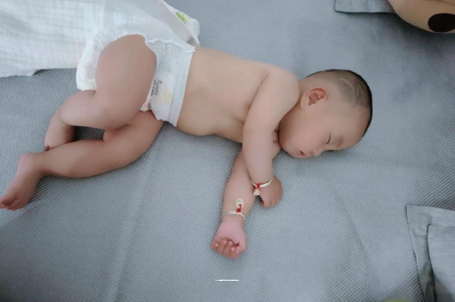 陆丰宝宝睡觉爱翻身