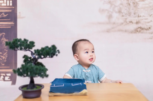 陆丰怀孕肚子中间凹两边凸